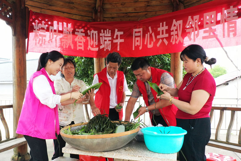 5月25日，在江西省撫州市東鄉(xiāng)區(qū)鄧家鄉(xiāng)軍嶺村，當?shù)攸h員與進賢縣下埠集鎮(zhèn)秧塘村黨員聯(lián)合開展“粽葉飄香迎端午 同心共敘鄰里情”活動。